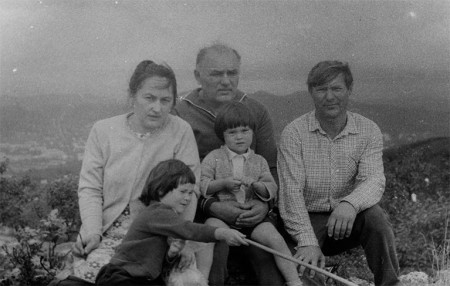 Гузалия КУПРИЯНОВА с отцом, мужем Валерием (справа) и детьми