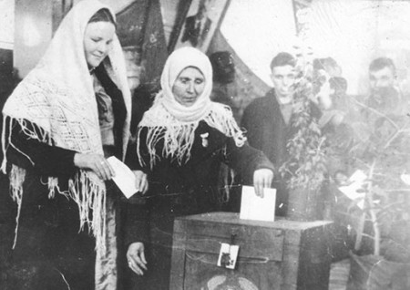 Ямлиха ШАЯХМЕТОВА и ее дочь Совия на выборах в Доме культуры угольщиков в г.Сучане в 1944 году